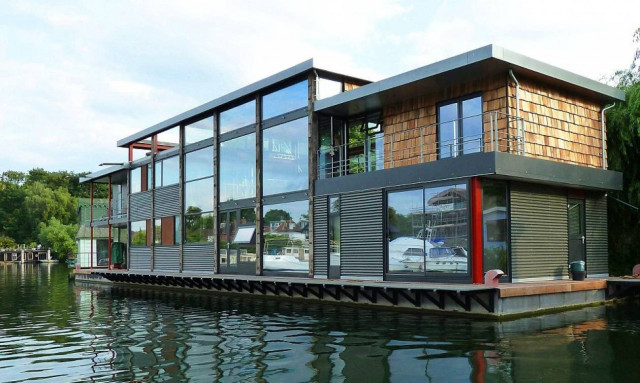 Θέα στον Τάμεση; Δείτε το πλωτό σπίτι που πωλείται στο internet (photos)
