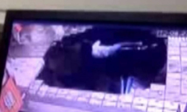 Άνοιξε το πεζοδρόμιο και τους κατάπιε... Κυριολεκτικά! (video)