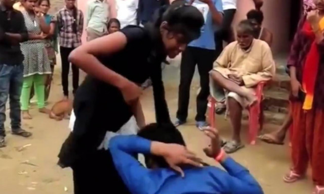 Πήρε το νόμο στα χέρια της: Ξυλοφόρτωσε σε κοινή θέα τον επίδοξο βιαστή της (video)