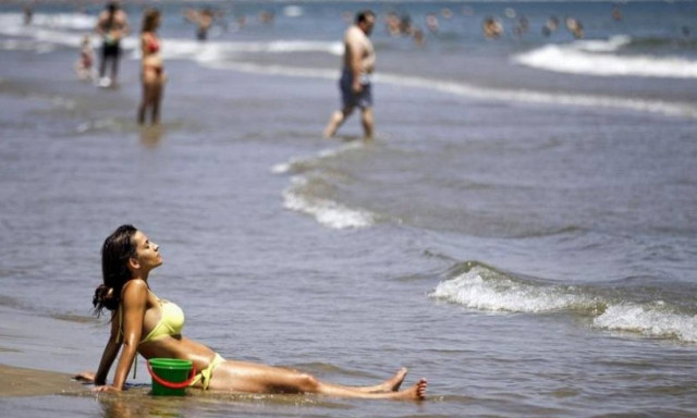 Ανεβαίνει η θερμοκρασία - Παραμένουν τα μελτέμια στο Αιγαίο (pics)