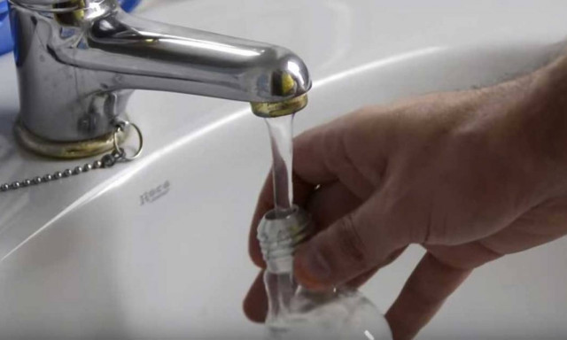 Τοποθετεί μια λάμπα κάτω από τη βρύση - Μόλις το δείτε θα κάνετε το ίδιο! (video)