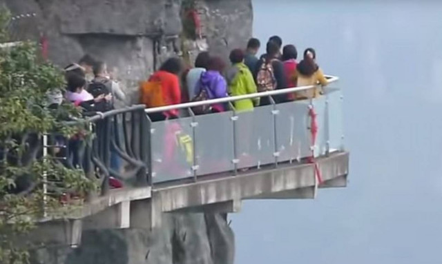 Δεσμώτης του ιλίγγου: Άνδρας σέρνεται και κλαίει λόγω ακραίας υψοφοβίας (video)