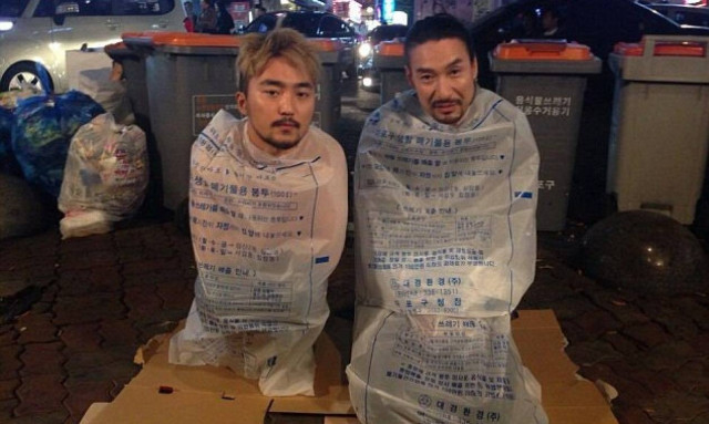 Η νέα μόδα στα social media είναι να ποζάρεις φορώντας πλαστική σακούλα