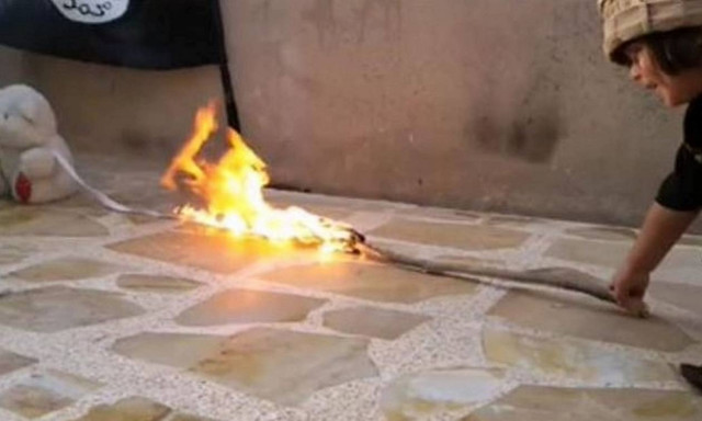 Φρίκη: Νήπιο «τζιχαντιστής» παραδίδει στην πυρά το αρκουδάκι του (photos)