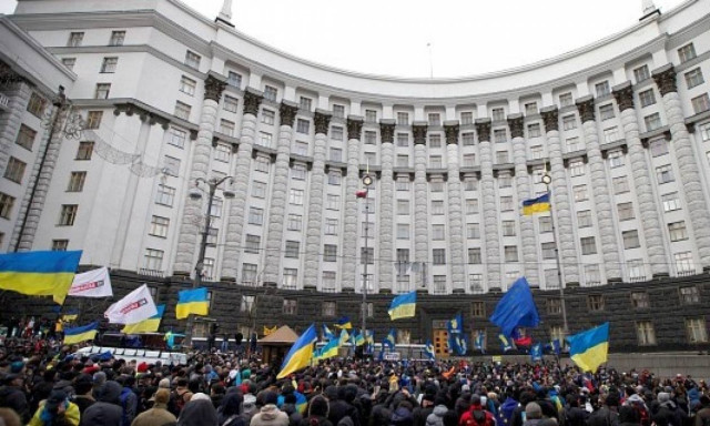 Έκρηξη και επεισόδια με δεκάδες τραυματίες έξω από το κοινοβούλιο της Ουκρανίας (videos)