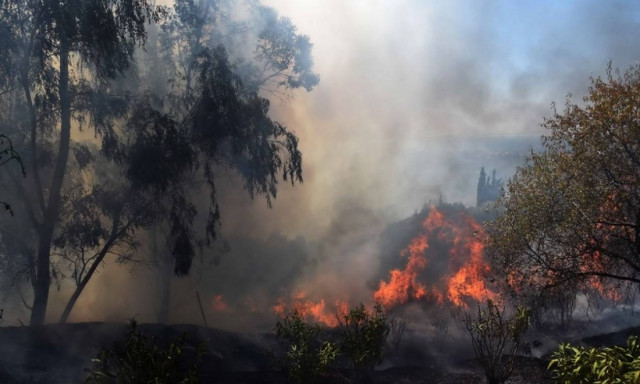 Σε εξέλιξη φωτιά στο Ξυλόκαστρο Κορινθίας