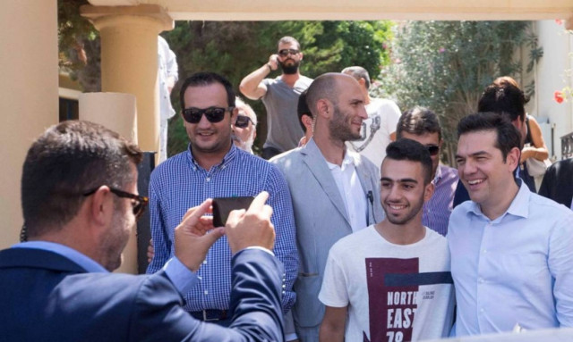 Εκλογές 2015: Με ρακή, κρητικές λιχουδιές και χαμόγελα η υποδοχή Τσίπρα στα Ανώγεια (photos)