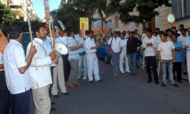 Ένταση μεταξύ διαδηλωτών και αστυνομίας έξω από την πακιστανική πρεσβεία