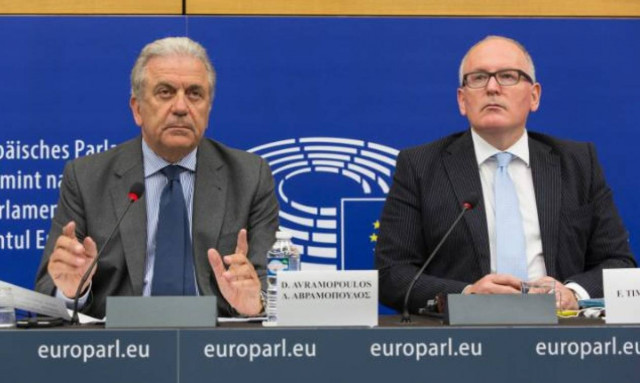 Ευρωπαϊκή αντιπροσωπεία υπό τους Τίμερμανς και Αβραμόπουλο στην Αθήνα για το μεταναστευτικό
