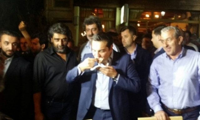 Εκλογές 2015: Εκτός από ρακή και οφτό οι Ανωγειανοί «κέρασαν» και μία μαντινάδα τον Τσίπρα