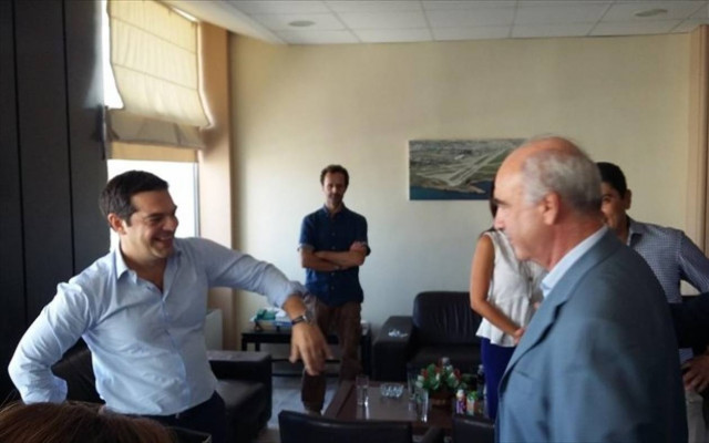 Αναπάντεχη συνάντηση Τσίπρα - Μεϊμαράκη στο αεροδρόμιο Ηρακλείου (pics+video)
