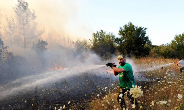 Σε επιφυλακή η πυροσβεστική για τη φωτιά στο Ηράκλειο