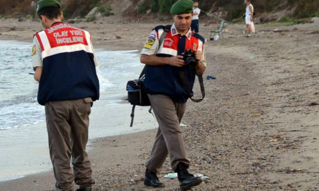 Ανατριχιαστικές φωτογραφίες: Η ανθρωπότητα ξεβράστηκε στην ακρογιαλιά της Τουρκίας...
