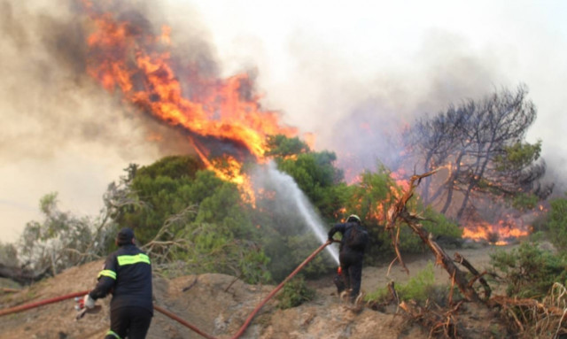 Σε εξέλιξη μεγάλη πυρκαγιά στο Ηράκλειο