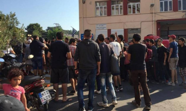 Ένταση στην Μυτιλήνη - Μετανάστες διαμαρτύρονται στο λιμάνι (video)