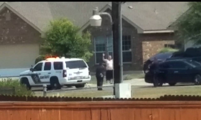 ΗΠΑ: Αστυνομικοί πυροβολούν ύποπτο παρότι έχει σηκώσει τα χέρια ψηλά (video)