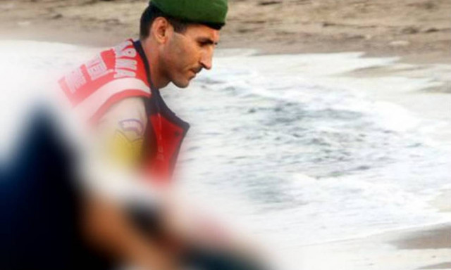 «Πάγωσα» εξομολογείται η πρώτη αυτόπτης μάρτυρας του τρίχρονου νεκρού από τη Συρία