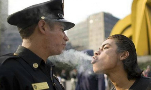 Ισπανία: Διαμαρτυρία των αστυνομικών για τη μυρωδιά... κάνναβης στα τμήματά τους