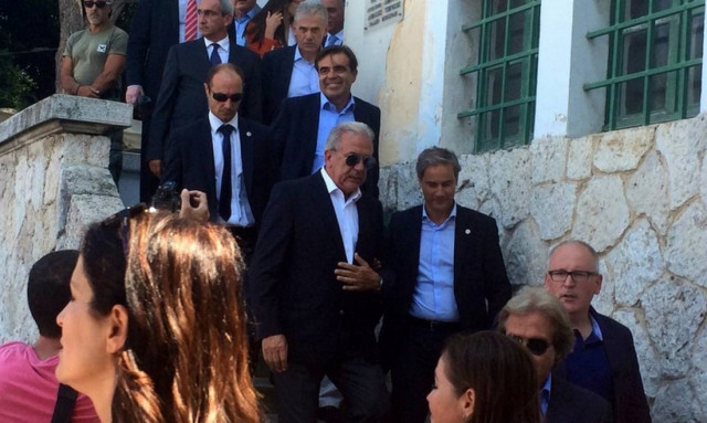 Κως: Συνθήματα, αυγά και ντομάτες κατά Αβραμόπουλου και Τίμερμανς (photos&video)