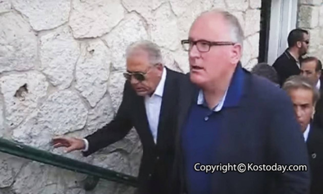 Κως: Πολίτες αποδοκίμασαν Αβραμόπουλο – Τίμερμανς (vid)