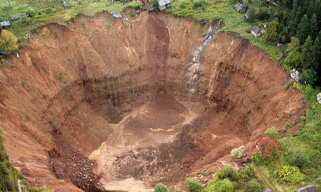 Τρομακτικό – Γιγαντιαία τρύπα «καταπίνει» σπίτια στη Σιβηρία