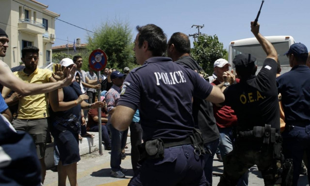 Νέα ένταση στο λιμάνι της Μυτιλήνης - Μετανάστες επιχείρησαν να εισβάλουν στο Blue Star 1