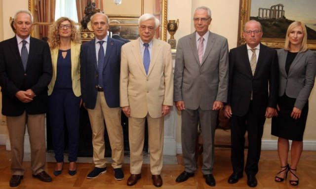 Τη συμβολή των φαρμακοποιών στο προσφυγικό ζήτησε ο Παυλόπουλος