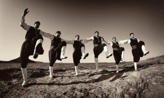 Θα σταθούμε, επιτέλους, στα πόδια μας Έλληνες; (video)