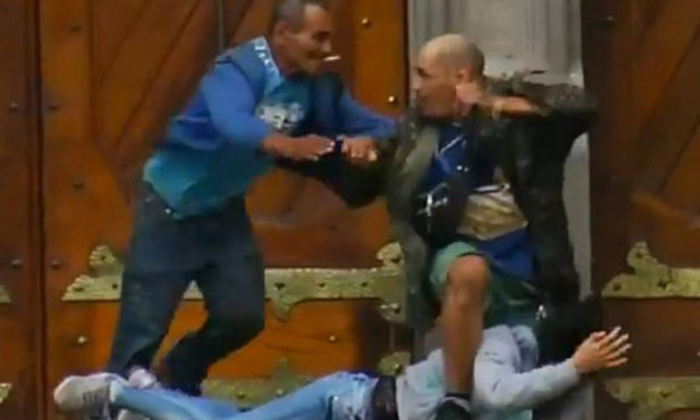 Τραγική κατάληξη ομηρίας: Ο δράστης πέφτει νεκρός μπροστά στην κάμερα (video)