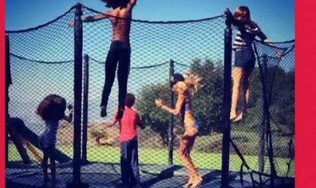 Τραμπολίνο με τα παιδιά της κάνει η... (βίντεο)