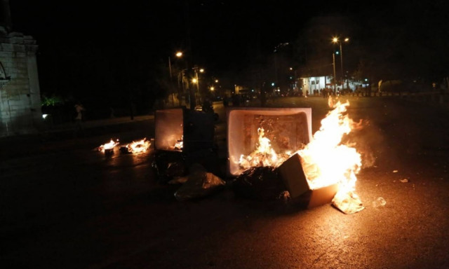 Επεισόδια μεταξύ κουκουλοφόρων και Αστυνομίας στο κέντρο της Αθήνας