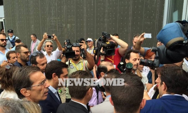 Το Newsbomb.gr στη ΔΕΘ: Φραστική επίθεση στον Τσίπρα από δύο συζύγους μεταλλωρύχων (vid)