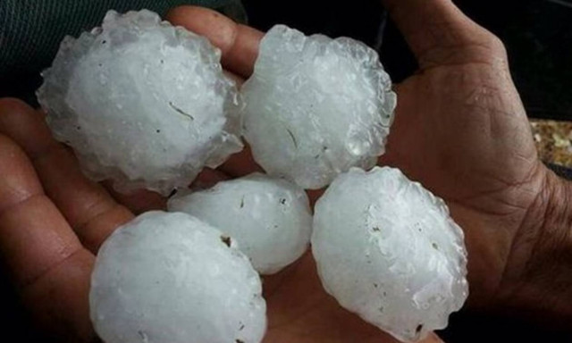 Νάπολη: Απίστευτο χαλάζι σε μέγεθος μπάλας του τένις! (pics+vids)