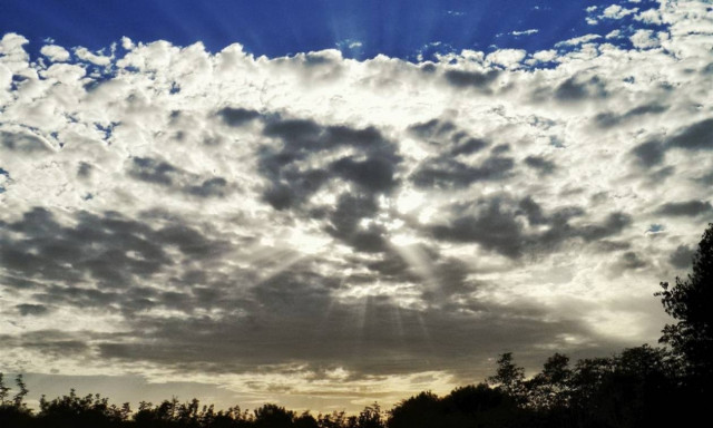 Με συννεφιά, βροχές και νέα πτώση της θερμοκρασίας ο καιρός της Τρίτης (pics)