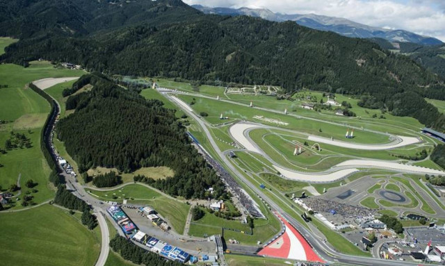 Ο Hall πανηγύρισε την πρώτη νίκη του στο Red Bull Air Race (Photos)