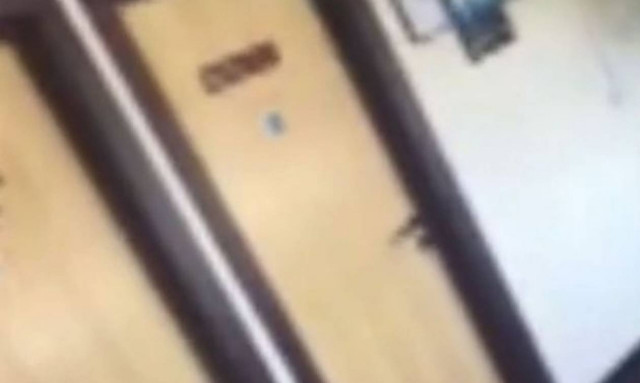 Μαθητές έπιασαν στα… πράσα καθηγητές τους σε «καυτές» περιπτύξεις (photos+video)