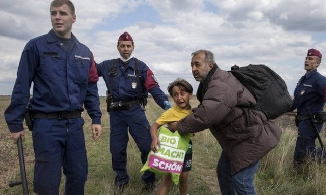 Γιατί το προσφυγόπουλο που «έφαγε» τρικλοποδιά από οπερατέρ φορούσε μπλούζα του Άρη;