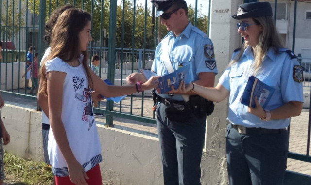 Ενημερωτικά φυλλάδια μοιράζει σε δημοτικά σχολεία η Τροχαία