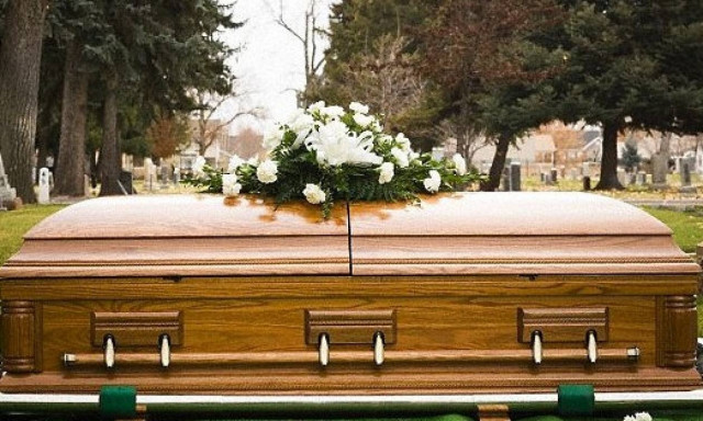 Νεκροθάφτης έφερνε δουλειά στο σπίτι μέχρι που το ανακάλυψε η σύζυγος