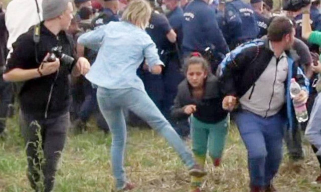 Κλώτσησα γιατί φοβήθηκα, είπε η εικονολήπτρια του ουγγρικού σταθμού