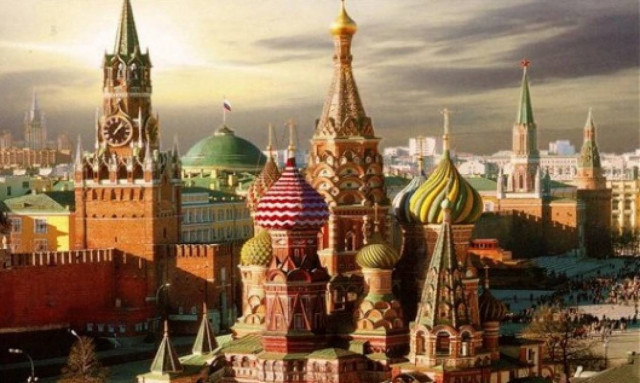 Στη Μόσχα ο αρχηγός της Πολεμικής Αεροπορίας και η μπάντα της