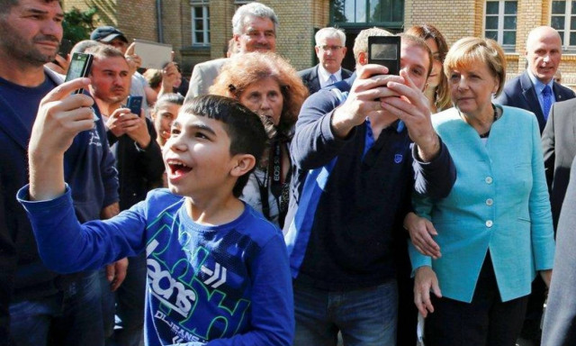 Γερμανία: Λατρεία των Σύρων προσφύγων προς την Μέρκελ – Την αποκαλούσαν μητέρα! (pics)