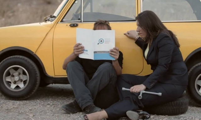 Επικό σποτ από την Κωνσταντοπούλου: Μιλά για το χρέος, ενώ... αλλάζει λάστιχο! (vid)