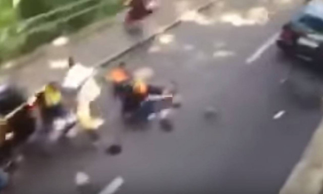 Βίντεο σοκ - Ελβετία: Τούρκος παρασύρει Κούρδους διαδηλωτές με το αυτοκίνητό του