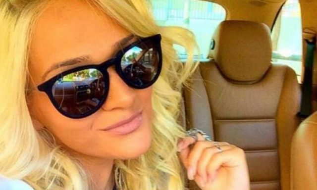 Super HOT! Μόνο με το… σεντόνι της η γυναίκα του Ζέκα! (photo)