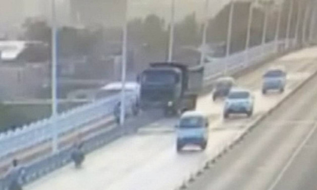 Τρομακτικό δυστύχημα στην Κίνα: Φορτηγό έπεσε από γέφυρα (video)