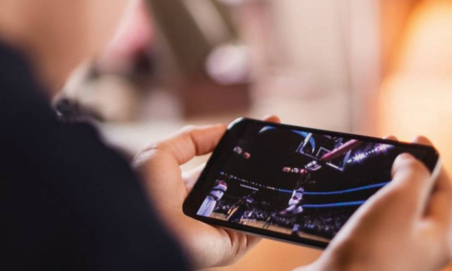 Στα smartphones τους βλέπουν τηλεόραση οι έφηβοι