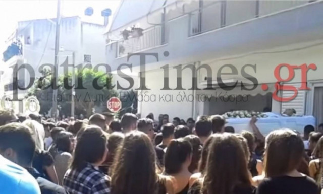 Αχαΐα: Θρήνος στην κηδεία του 17χρονου που έπεσε νεκρός από πυρά φίλου του (video & pics)