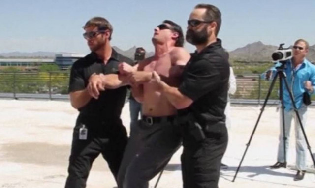 Καρέ-καρέ τι συμβαίνει στο ανθρώπινο σώμα όταν το διαπεράσουν 50.000 volt (video)