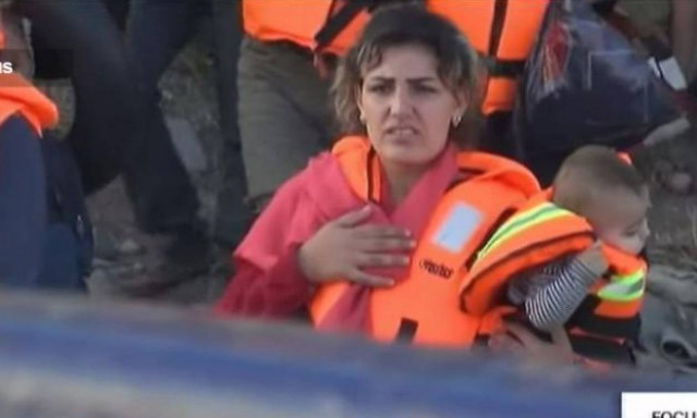 Το συγκλονιστικό ταξίδι των προσφύγων στο Αιγαίο (video)